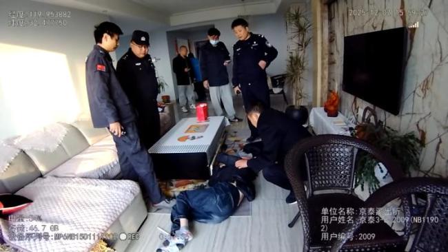 民警輔警13秒救泰州墜樓女子 生死瞬間顯身手