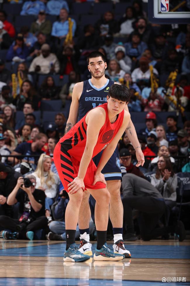 杨瀚森遭遇重创！面部受伤痛苦倒地，NBA生涯首次首发惊险瞬间