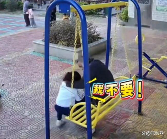 男子靠近摟抱蕩秋千的兩名小女孩 公園內(nèi)驚現(xiàn)不當(dāng)行為