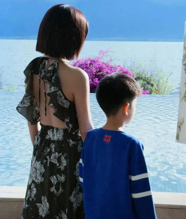 谢楠小女儿一把抱住陈妍希女儿 萌娃互动甜度超标