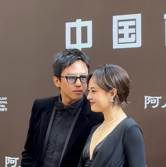 鄧超假裝“親一口”逗笑孫儷 恩愛如初撒狗糧