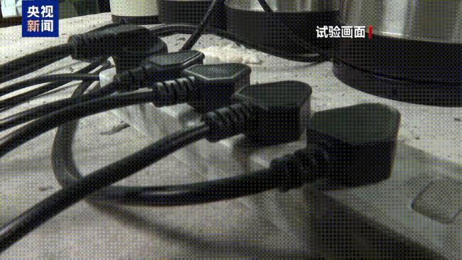 2分鐘燒到100℃？警惕用電“雷區(qū)” 插線板隱患需重視