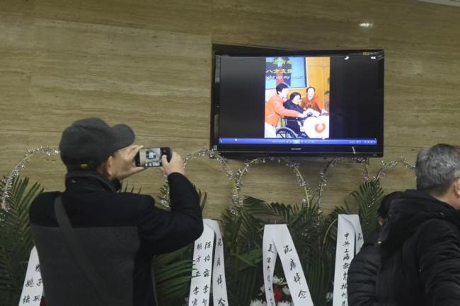 “中国好人”房金妹去世 市民自发送别房妈妈