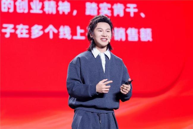 小伙2分鐘吃73根辣條贏7300元 全國(guó)“麻辣王”誕生