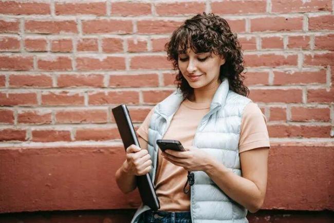 年轻人开始流行雇人秒回消息 情感陪伴新趋势