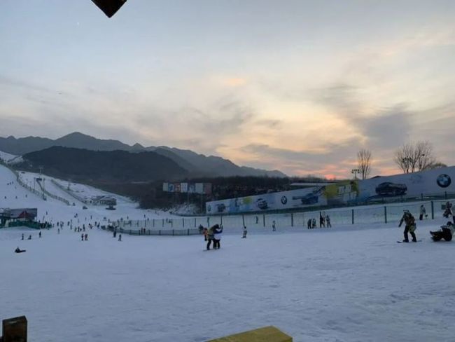 拼“殘票”，找學(xué)生優(yōu)惠，“窮滑”的年輕人，把中產(chǎn)滑雪拉下神壇 省錢滑雪成新潮流