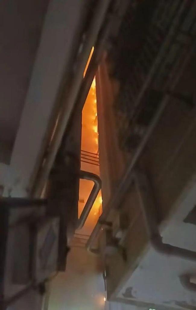 當(dāng)?shù)貞?yīng)急回應(yīng)深圳城中村高樓起火 煙囪著火無(wú)人員傷亡