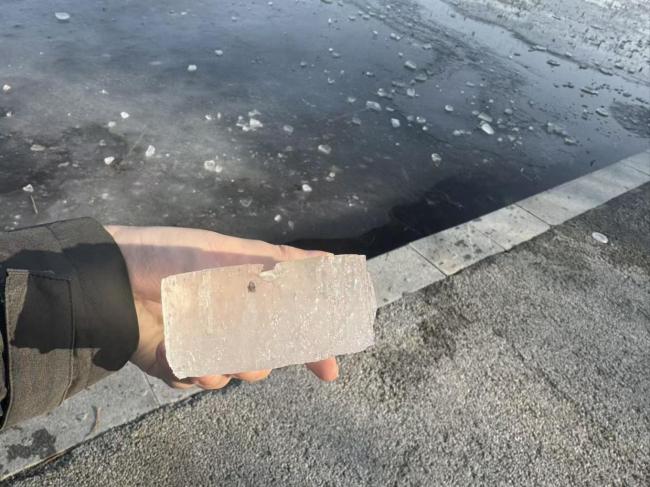 剛上凍就冒險(xiǎn)滑“野冰” 緊急提醒 冰層薄隱患多