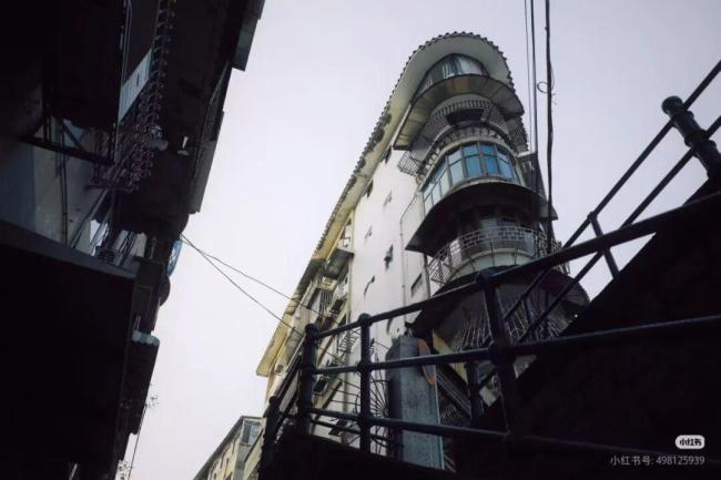 李现澳门街头摄影被路人警告 纪实抓拍需谨慎