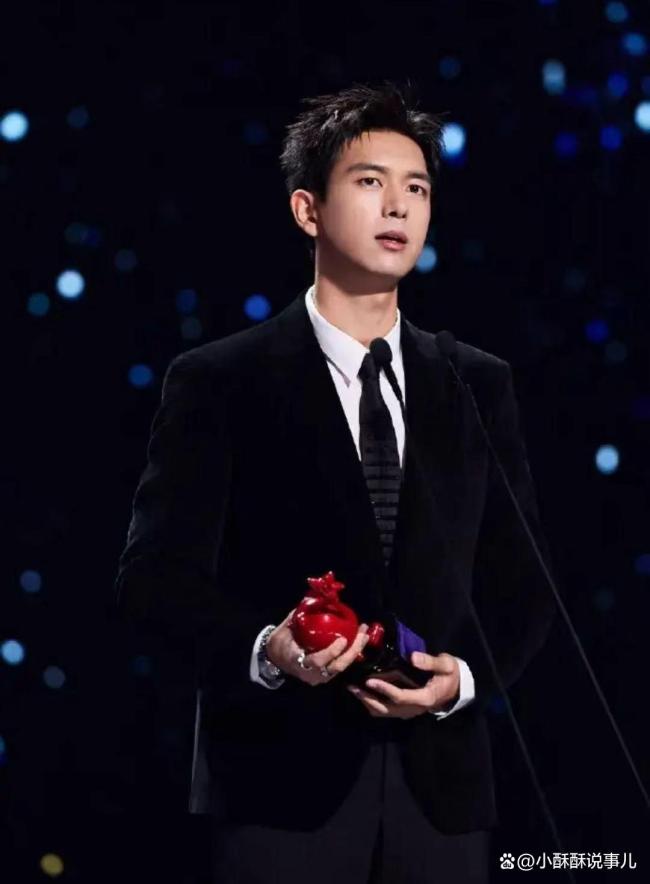 李現(xiàn)澳門掃街被路人警告 合規(guī)小插曲引發(fā)熱議