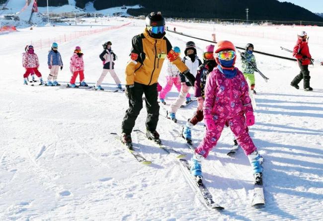 穷滑一族拉低中产滑雪门槛,省钱攻略风靡雪场