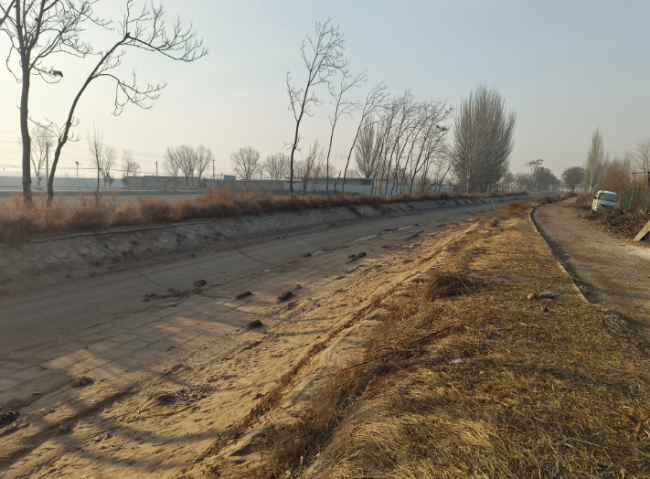 64岁老人两度跳水勇救落水孩童 寒冬中的温暖善举