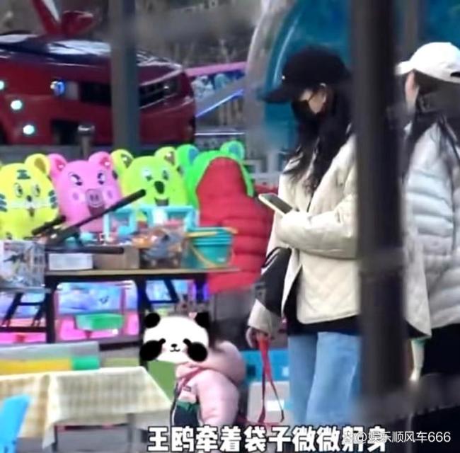 王鸥带女儿公园游玩被偶遇 温馨画面曝光