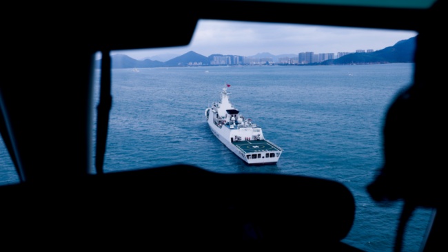 南海某海域 海警直升機(jī)展開夜間高強(qiáng)度著艦訓(xùn)練