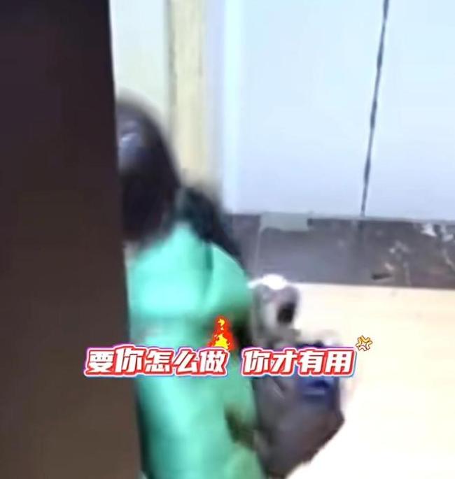 女子開遠(yuǎn)光被鄰居閃燈提醒后破防 無理取鬧上門吵鬧