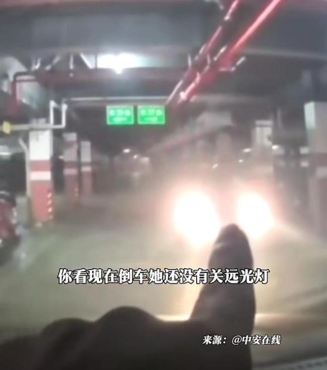 女子開遠(yuǎn)光被鄰居閃燈提醒后破防 無理取鬧上門吵鬧