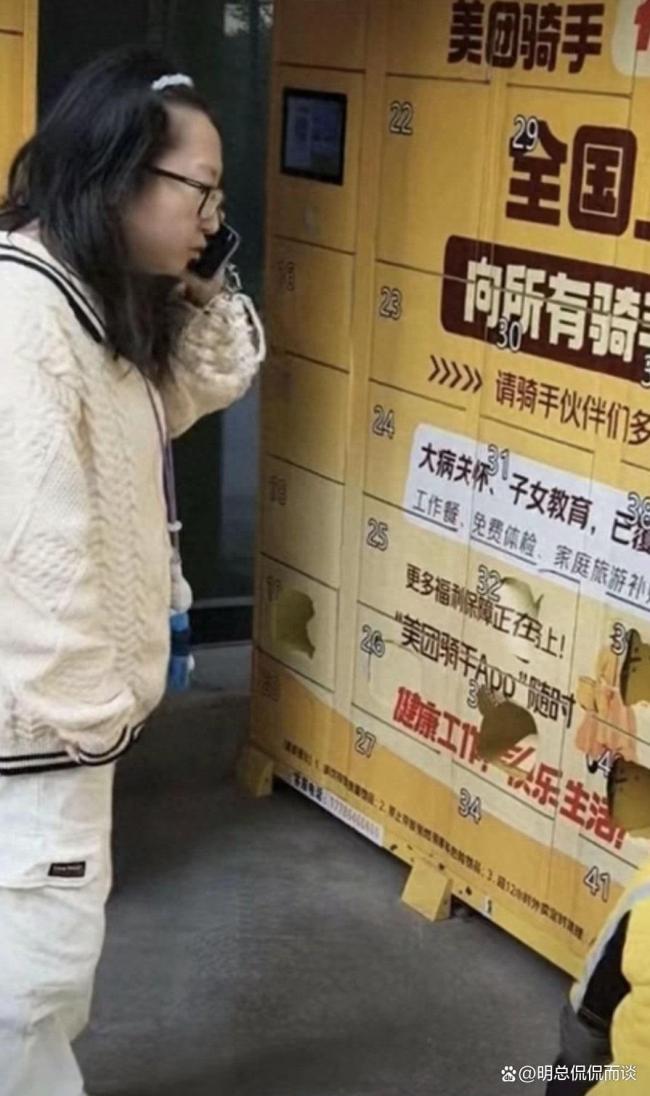 女子疑因瑣事生氣將外賣柜逐個踹壞