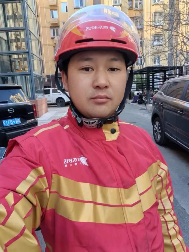 北京一快遞小哥徒手爬樓救被困老人 英勇行為獲贊