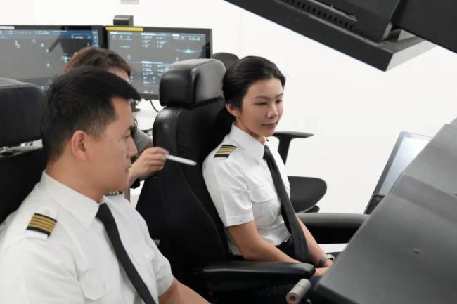 C919首位女機(jī)長(zhǎng)首航 逐夢(mèng)云端新篇章