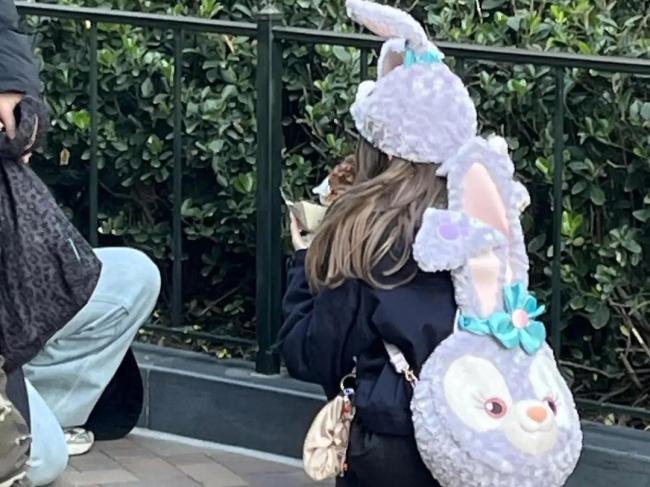 上海迪士尼偶遇赵露思 甜妹氛围感拉满