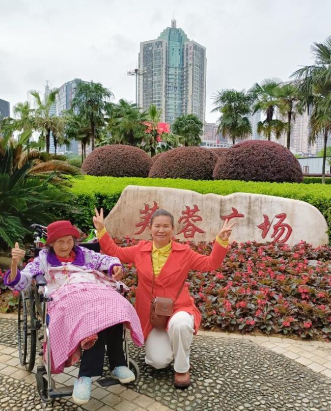 長沙一女子陪99歲老媽每天旅游 孝心傳遞愛與溫暖