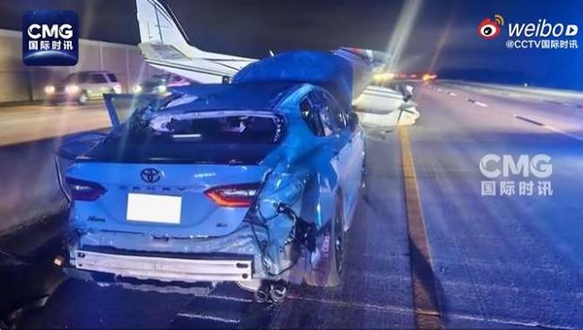 美一飛機(jī)迫降撞汽車 現(xiàn)場一片狼藉