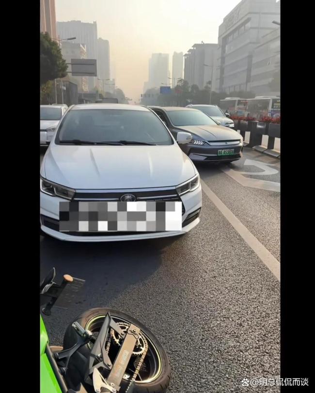 女子騎摩托正常等燈被后車男子踹倒 路怒代價(jià)高