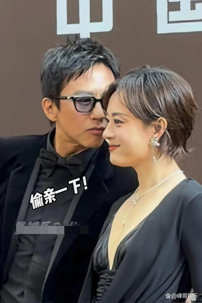 孙俪邓超牵手走红毯 配偶合体撒狗粮