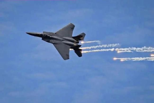 如何看待歼-15锁定F-15J距离被曝光 超视距技术展现实力差距