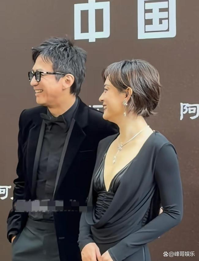 孙俪邓超牵手走红毯 配偶合体撒狗粮