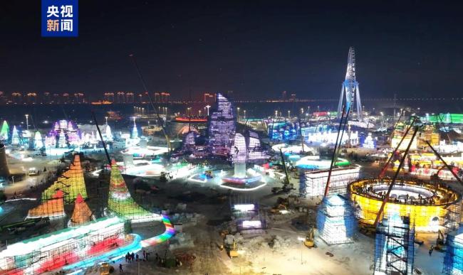 哈爾濱冰雪大世界主塔已封頂 冰燈啟夢點(diǎn)亮夢想