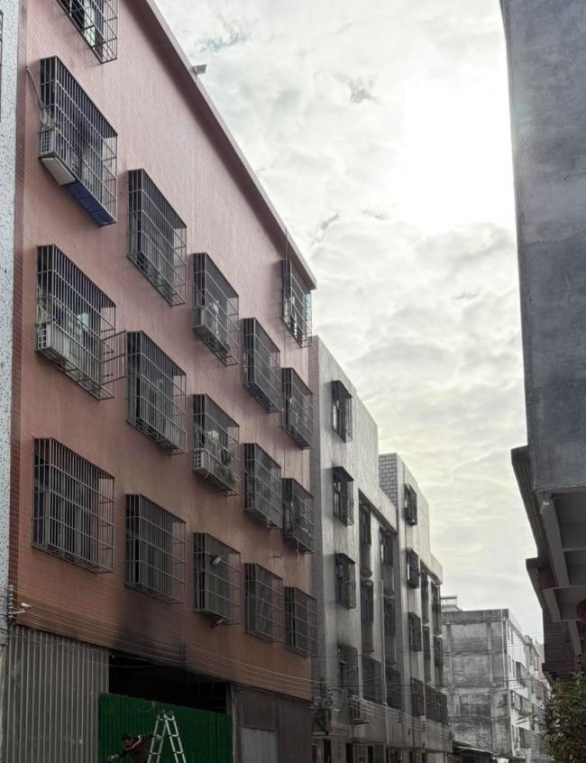 居民稱汕頭火災(zāi)有小女孩冒火沖出 英勇逃生觸動人心