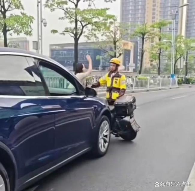 女司機連扔外賣員兩份餐 尊嚴與生存的碰撞