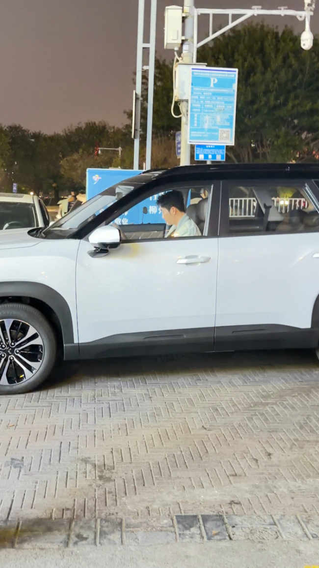 網(wǎng)友吃螺螄粉偶遇李晨 晨哥嗦粉太可愛