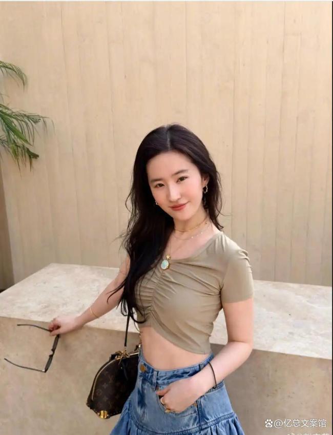 38岁刘亦菲阿布扎比随拍曝光,玉润珠圆情状惊艳,双腿细长气场好强 健康好意思成新标杆