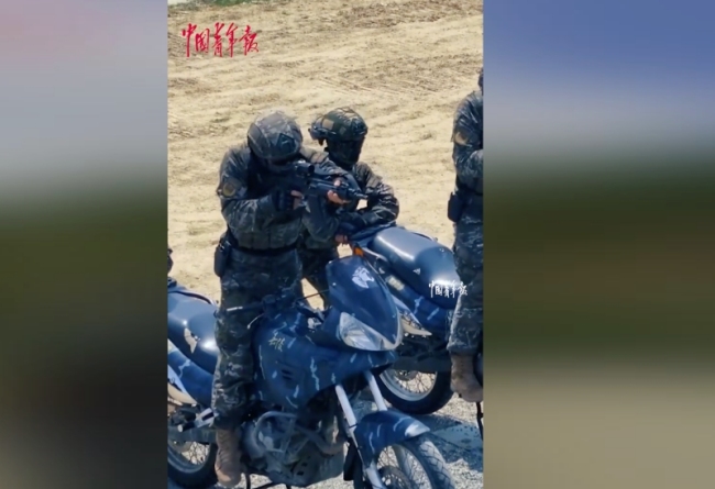 武警骑摩托射击燃爆了