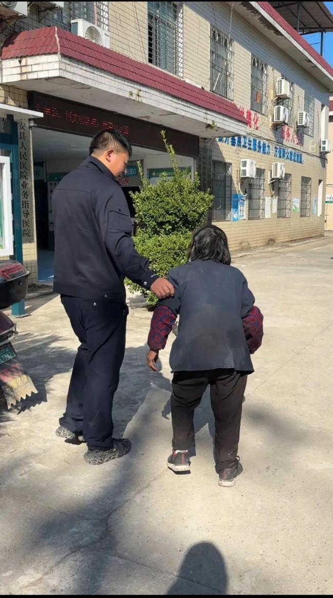 拾荒老人摔倒受傷 女記者暖心救助 善舉溫暖人心