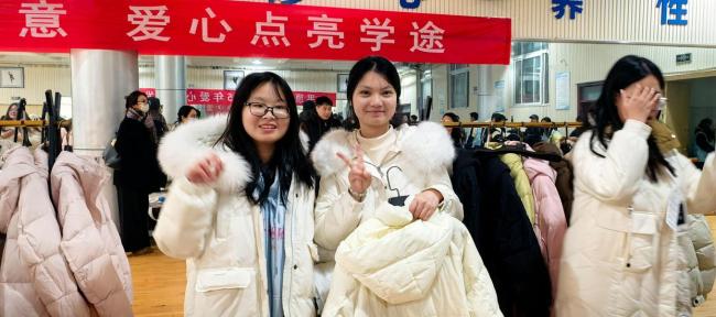 高校為300余名困難學(xué)子發(fā)放羽絨服 寒冬將至暖意先行