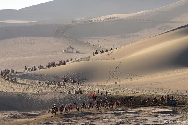 敦煌雪景讓沙漠一秒變水墨 雪色交織古絲路