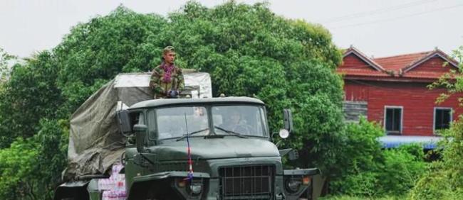 現(xiàn)場：泰軍再炸柬賭場園區(qū)裝甲車碾過牌樓
