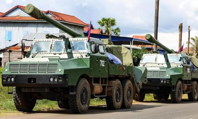 現(xiàn)場：泰軍再炸柬賭場園區(qū)裝甲車碾過牌樓