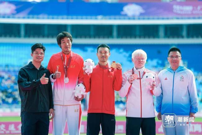 蘇炳添現(xiàn)身殘?zhí)貖W會(huì)田徑賽場(chǎng) 擔(dān)任頒獎(jiǎng)嘉賓