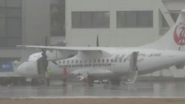 日本一架載26人客機(jī)穿越云層時(shí)右側(cè)引擎停止運(yùn)轉(zhuǎn) 緊急降落畫面曝光