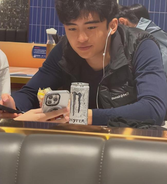 偶遇谢霆锋张柏芝大儿子 18岁Lucas深圳滑雪被拍