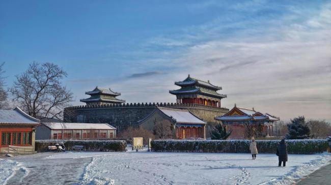 北京:大雪初霁,香山脚下团城演武厅古朴雄壮,吸引游客驻足打卡 古建筑银装素裹景色迷人