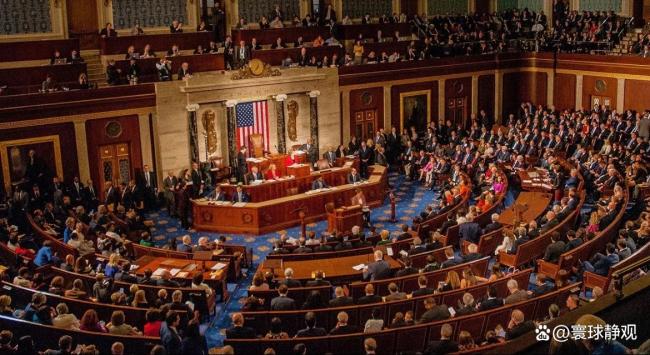 美議員一臉嫌棄扔掉美國(guó)教材 怒斥“毒教材”灌輸思想