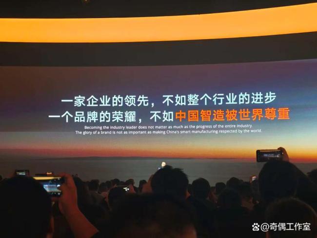 吉利發(fā)布會(huì)現(xiàn)場(chǎng)搞碰撞測(cè)試 展示五大世界紀(jì)錄安全中心