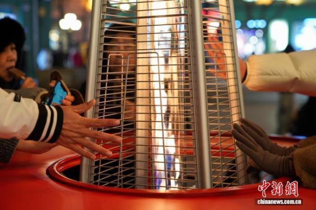 哈尔滨中央大街开始供暖了 暖炉点亮冬日温情