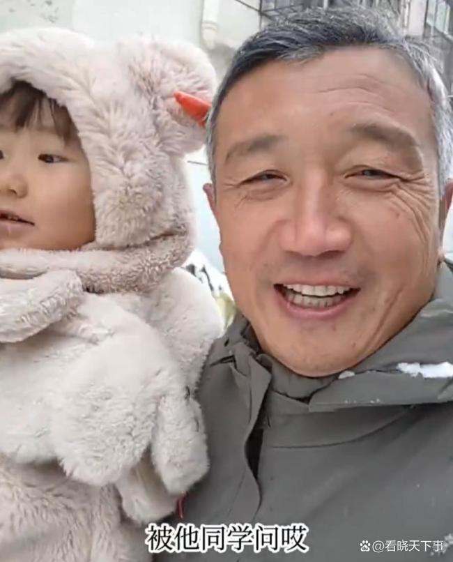 81年男子幼兒園接娃被當(dāng)成爺爺 稱呼誤會(huì)引發(fā)熱議