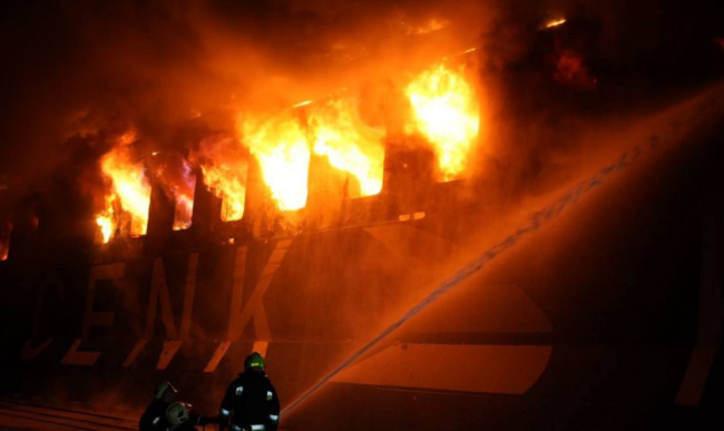 烏稱一黑海港口城市遭導(dǎo)彈襲擊 致貨船起火